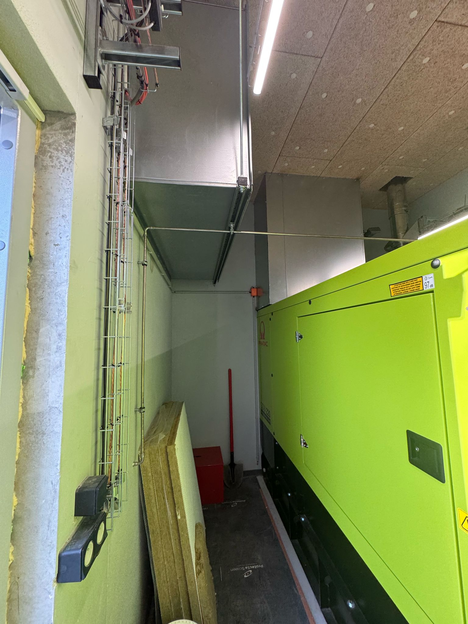 Vue d'ensemble du groupe électrogène PRAMAC installé dans son local